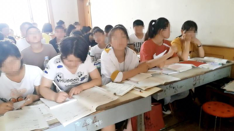 新乡一中学教导主任家里开补习班 学生进门后不能出去