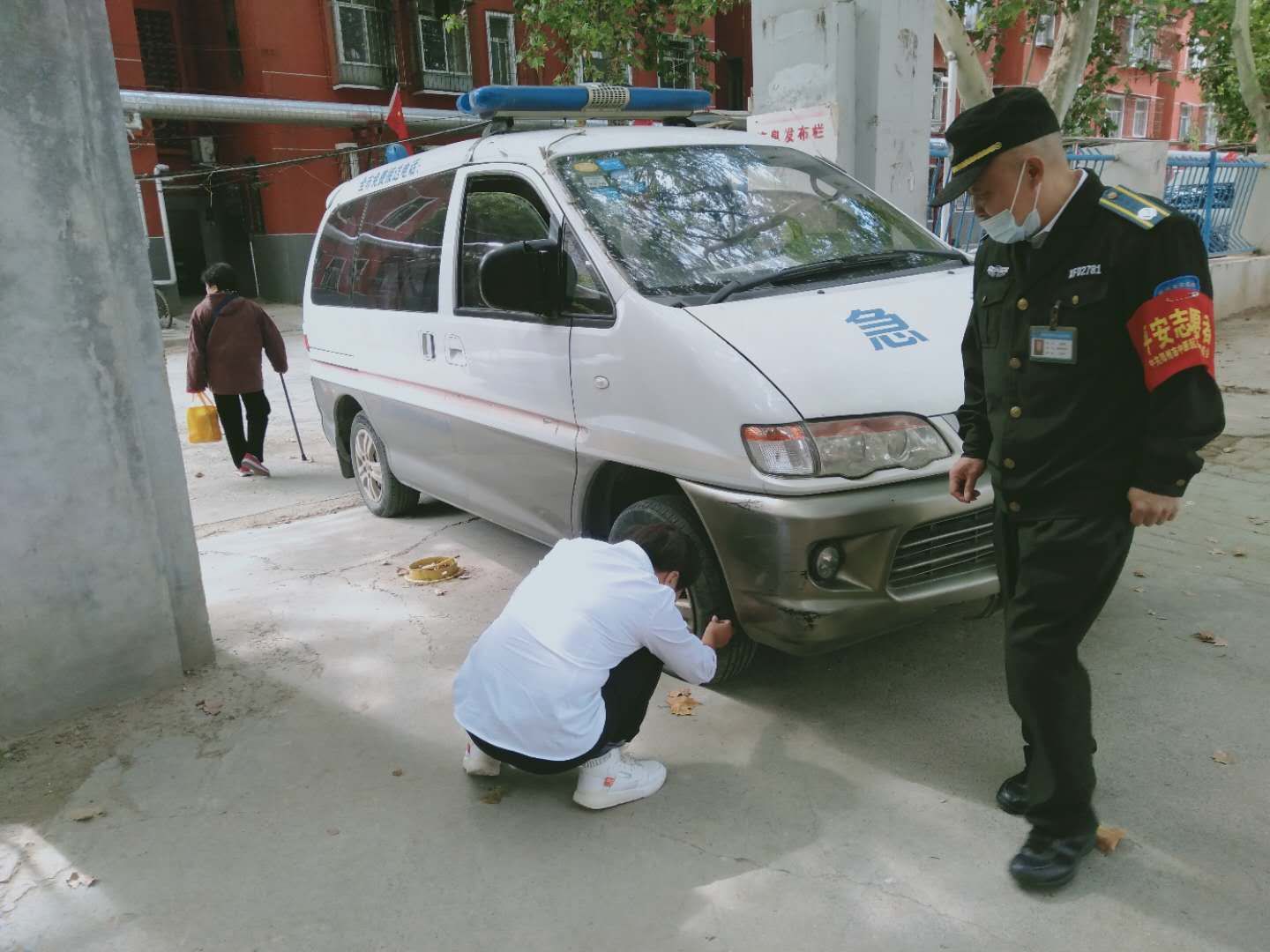 |地面长“毒牙”他俩“主刀”拔掉