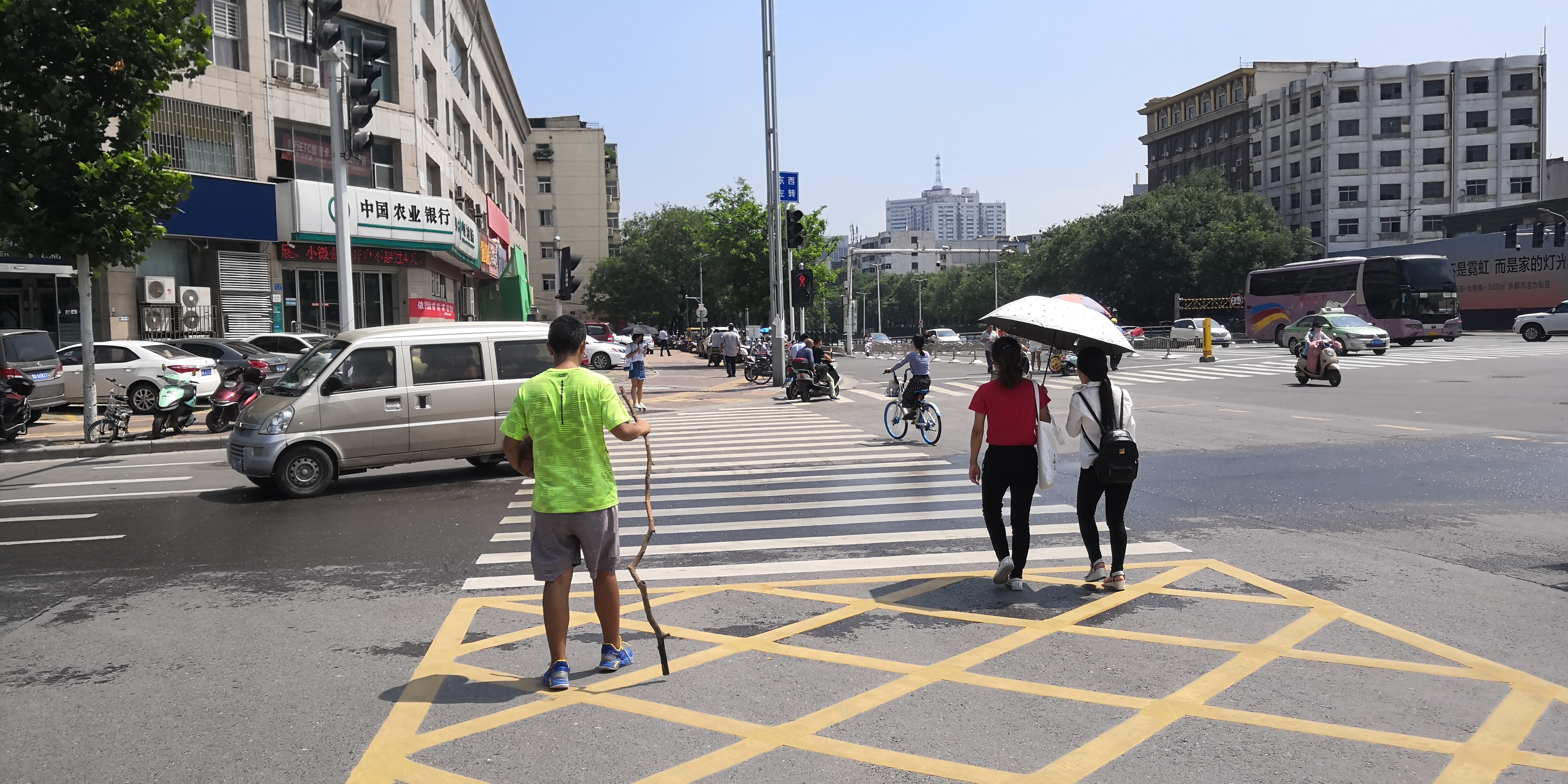 郑州多路口斑马线增设安全岛保障行人二次过街你会使用吗