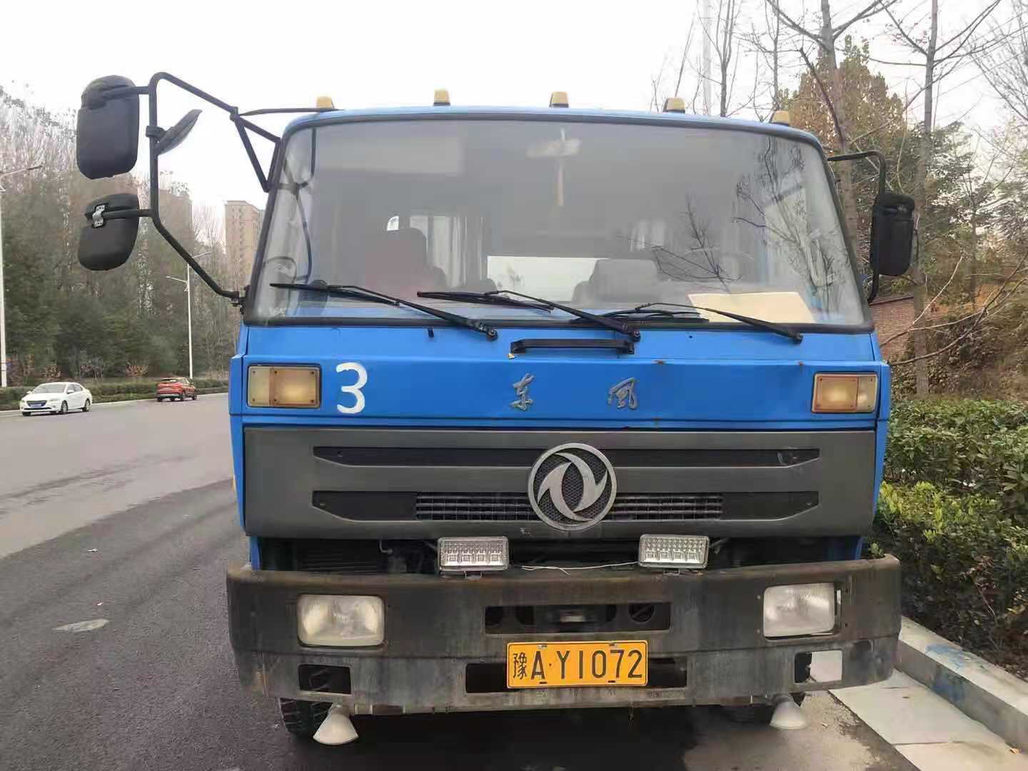 两辆洒水车只挂前牌没有后牌，交警一查竟是“套牌车”