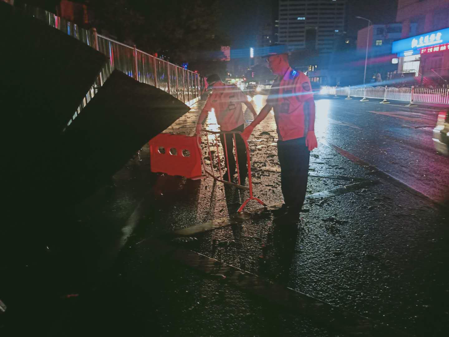 围挡|一阵狂风暴雨，郑州街头20多米长的施工围挡被刮倒