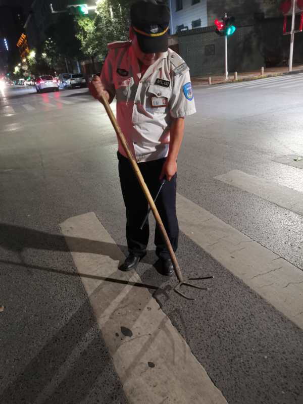 |半夜三更，谁在马路上扔了个钉耙？