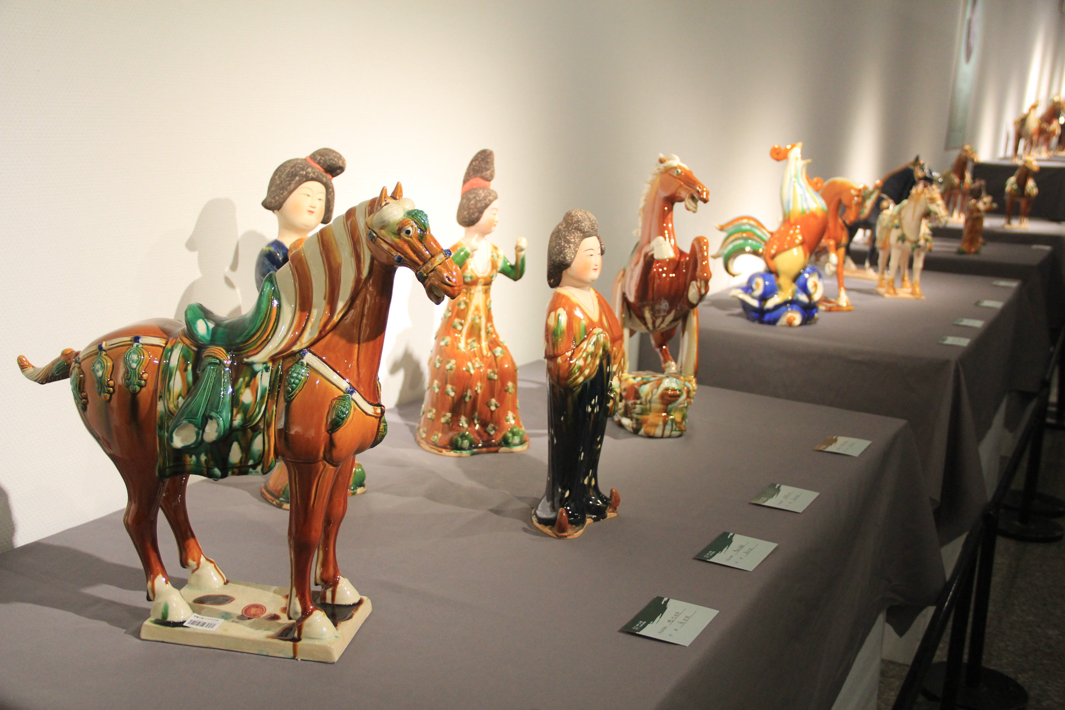 洛阳三彩艺术作品巡展首展在河南博物院举办