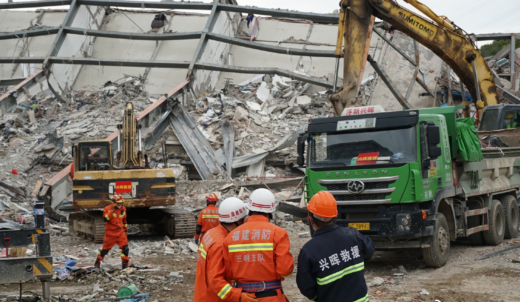 突发！黑龙江一中学体育馆坍塌，十余人被困，现场救援画面曝光_【快资讯】