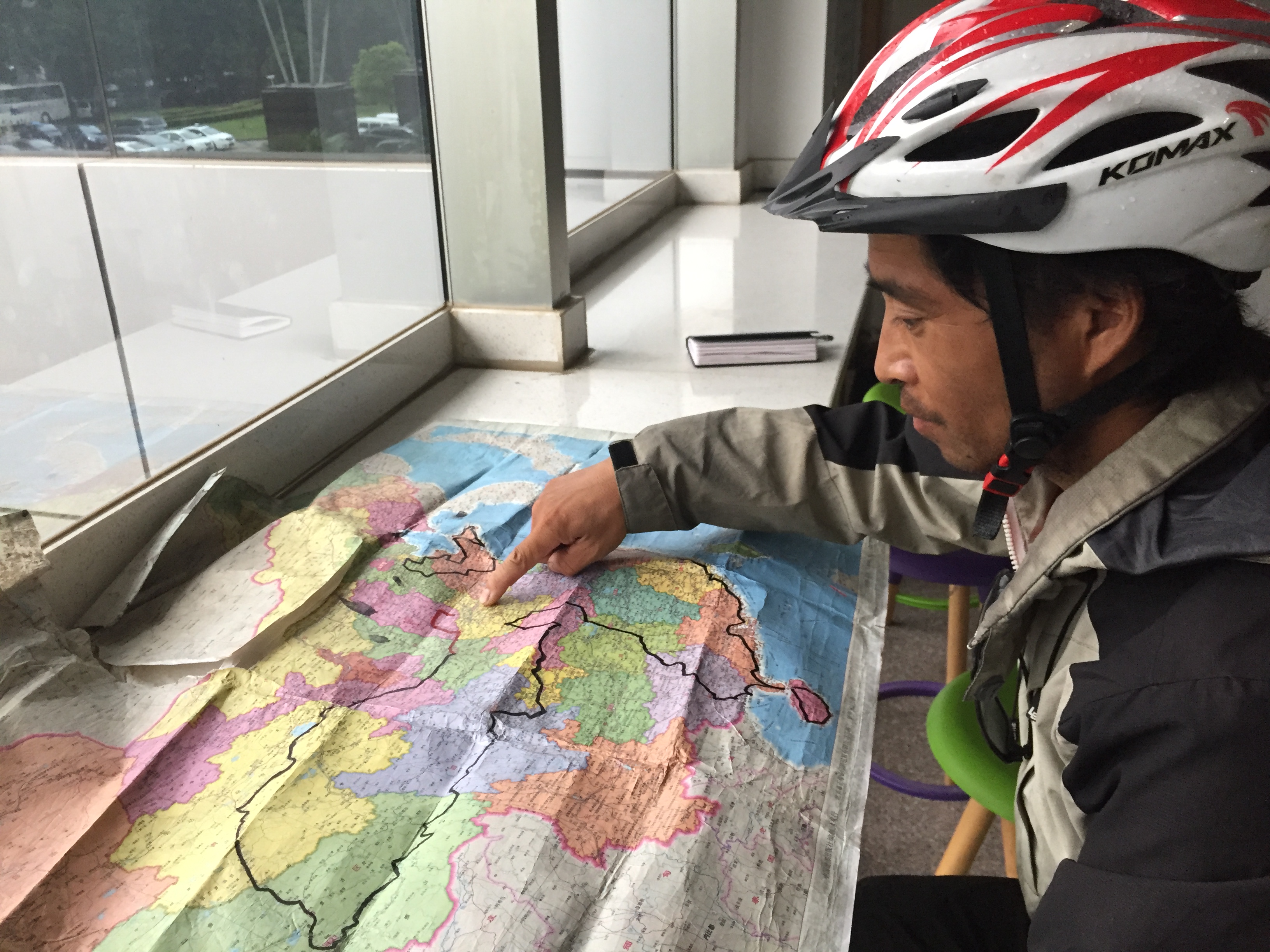 万里走单骑环保骑行侠刘成义来到郑州