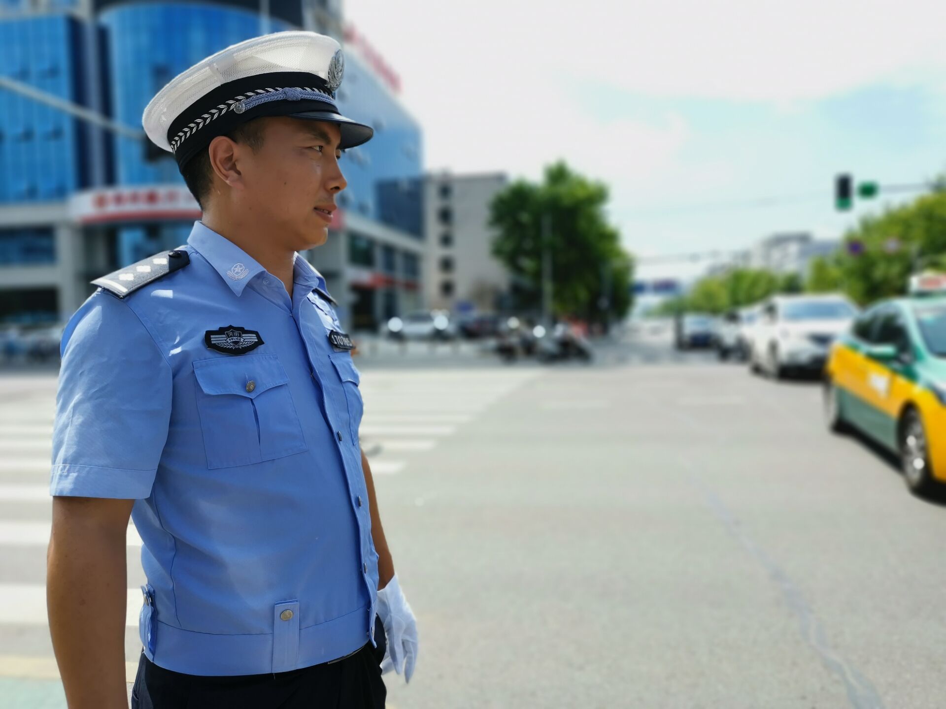 交通|高温下的交警：路口站立10分钟 汗流浃背像蒸笼