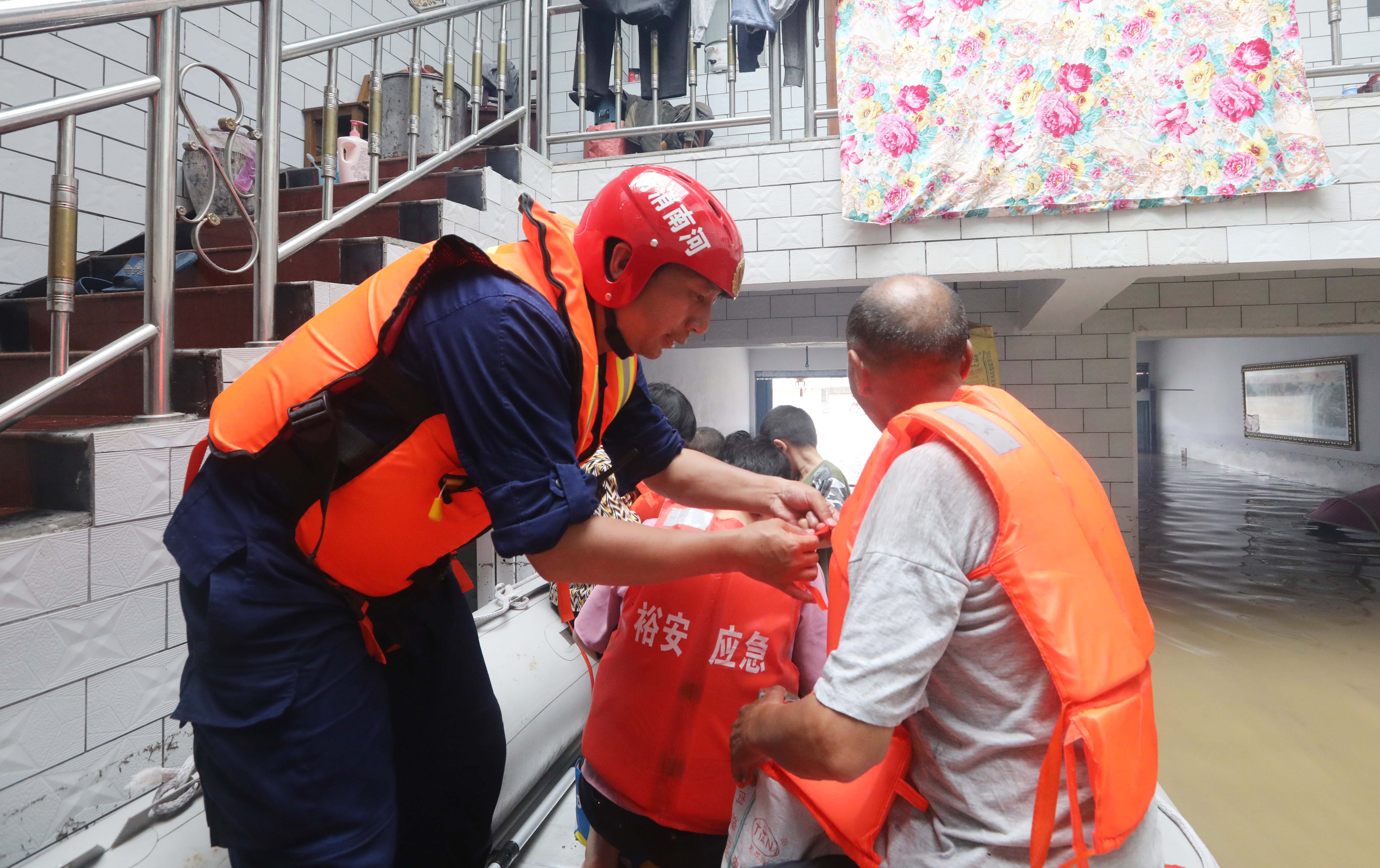 橡皮艇|“铁嗓门”喊哑，滚滚急流中救出二百余人!—— 记河南省开封市消防救援支队抗洪突击队总指挥刘成利