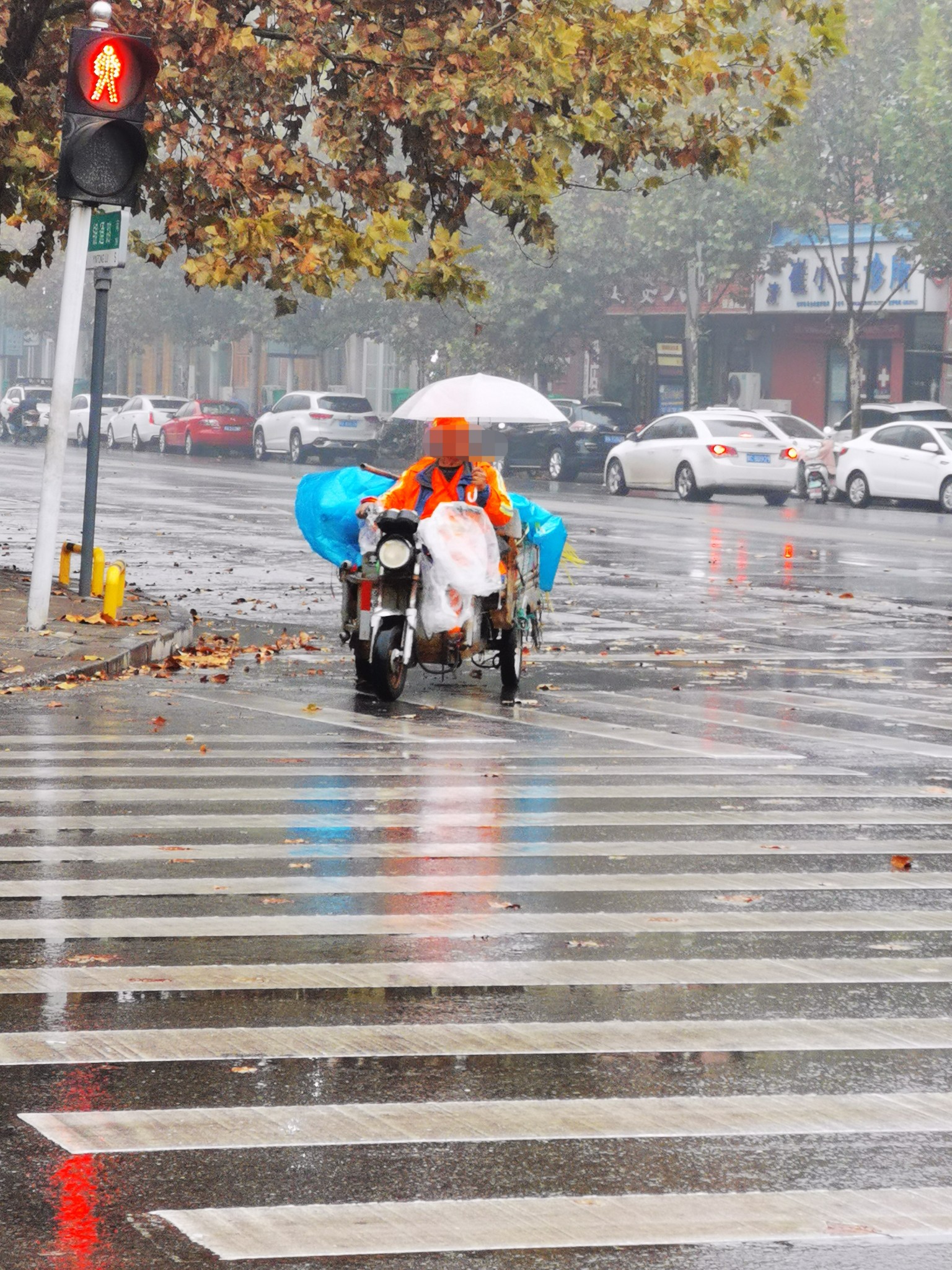 |天冷了，我们能为城市户外工作者做点啥? 郑州公交车长为环卫工送棉衣和热水热馒头