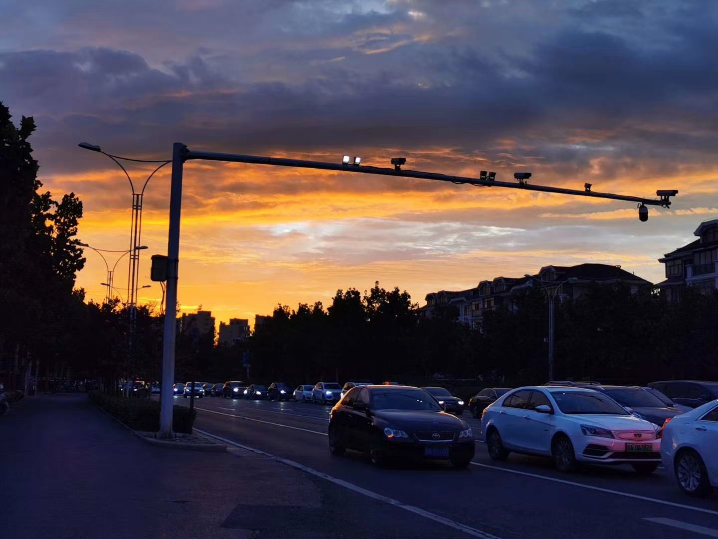 火烧云|火烧云再现郑州你看到了吗？ 阵雨、雷阵雨这两天依然“在线”