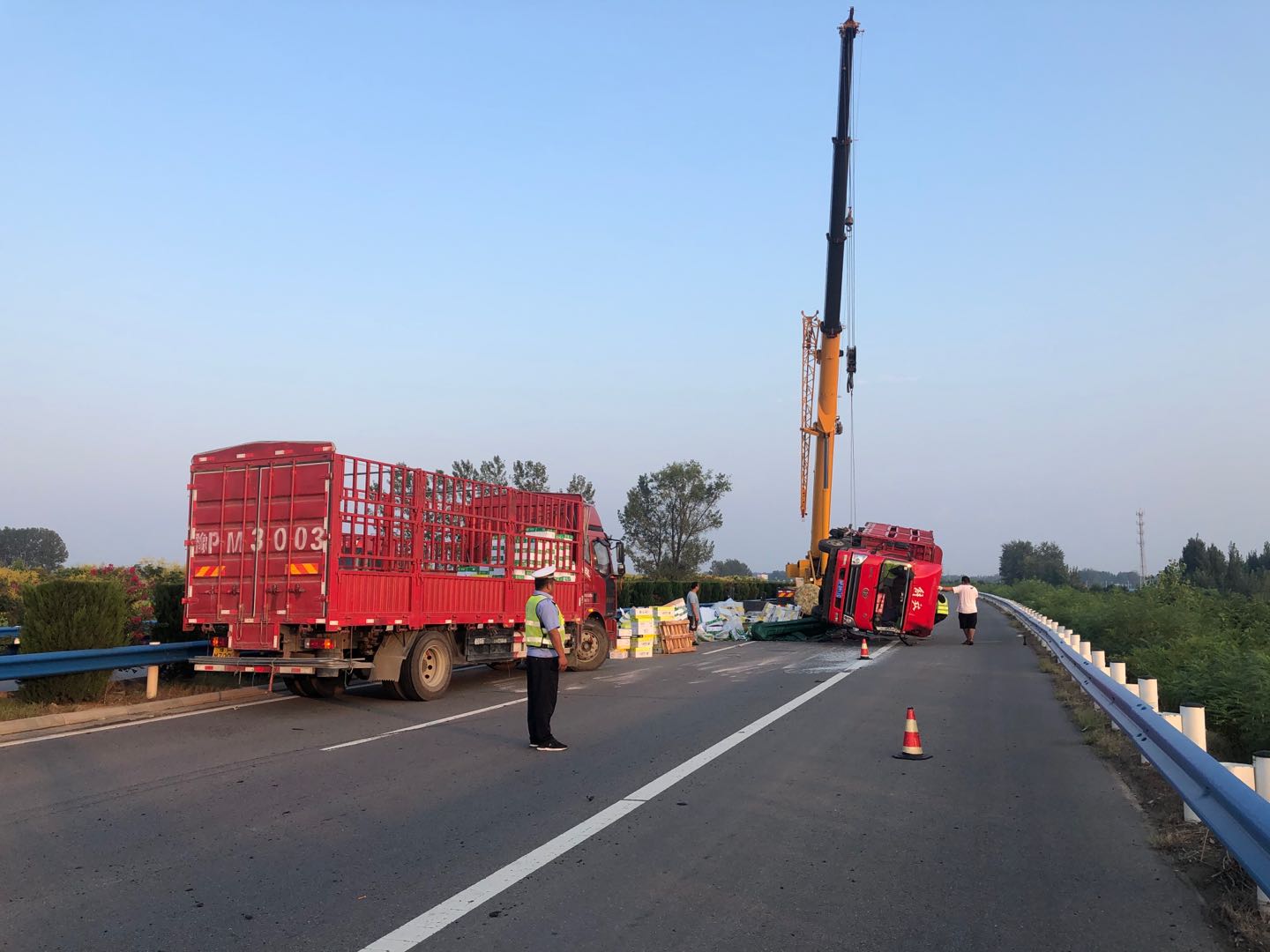 法制|突发！小“马”拉大车 货车严重超载前轮爆胎侧翻