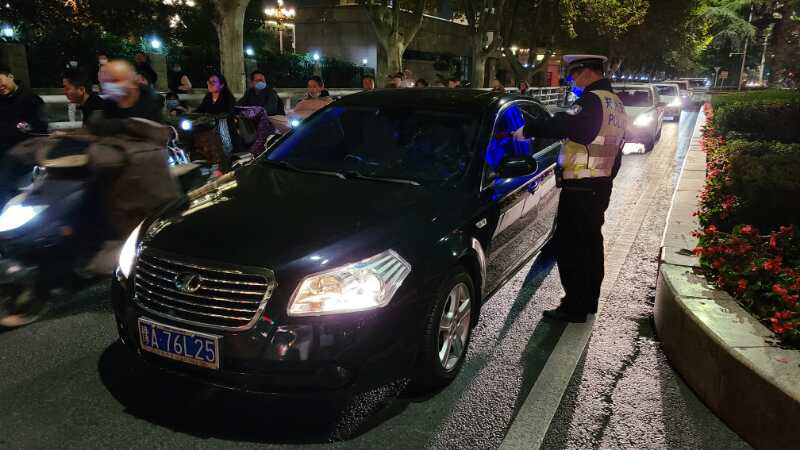 |郑州交警九大队持续开展“百日专项整治”周末夜查统一行动