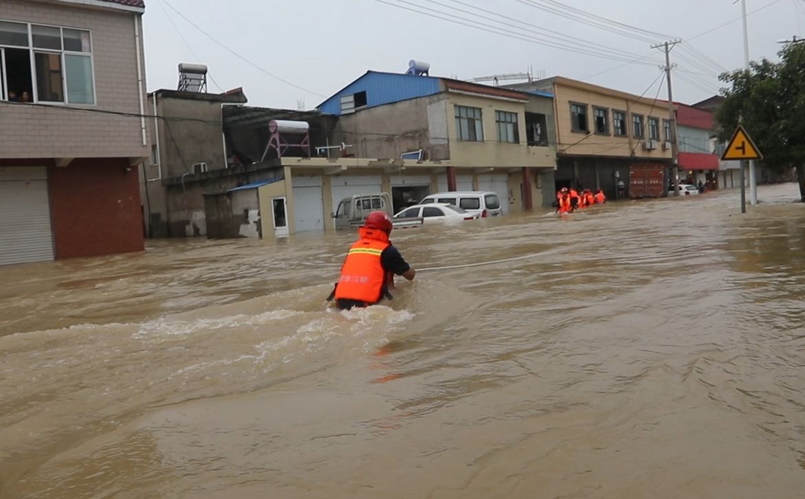 安全绳|河南消防员为救5位老人冲进洪流，队友抛来安全绳捡回一命