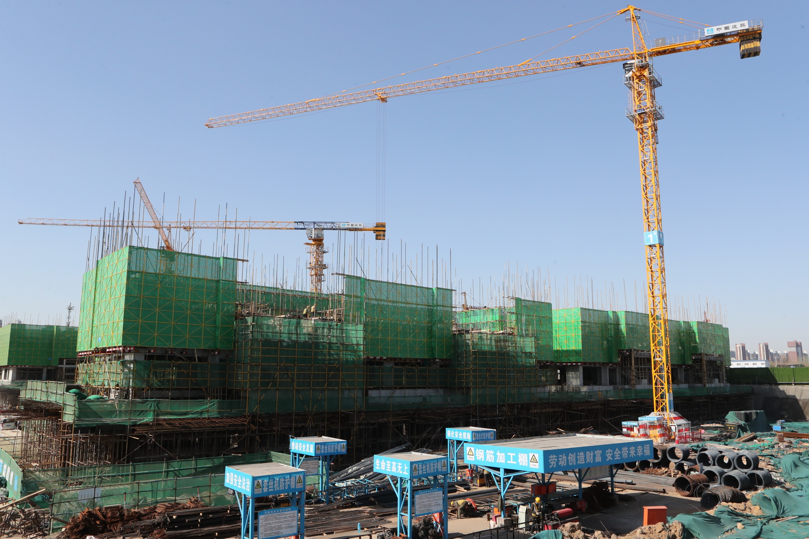 #疫情#【重点工程复工探访】复工率100%!这个建筑工地有啥“战‘疫’宝典”?