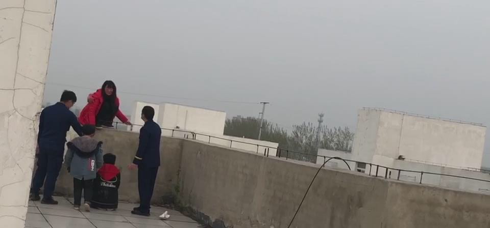 『消防』孩子下跪央求跳楼女子 消防顺势一把救下