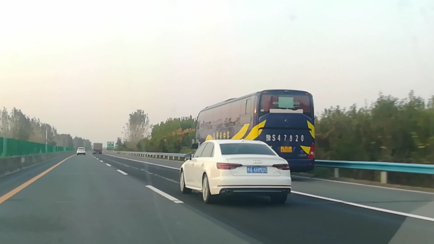 这辆大巴高速玩"惊险" 一路从应急车道超车-大河新闻