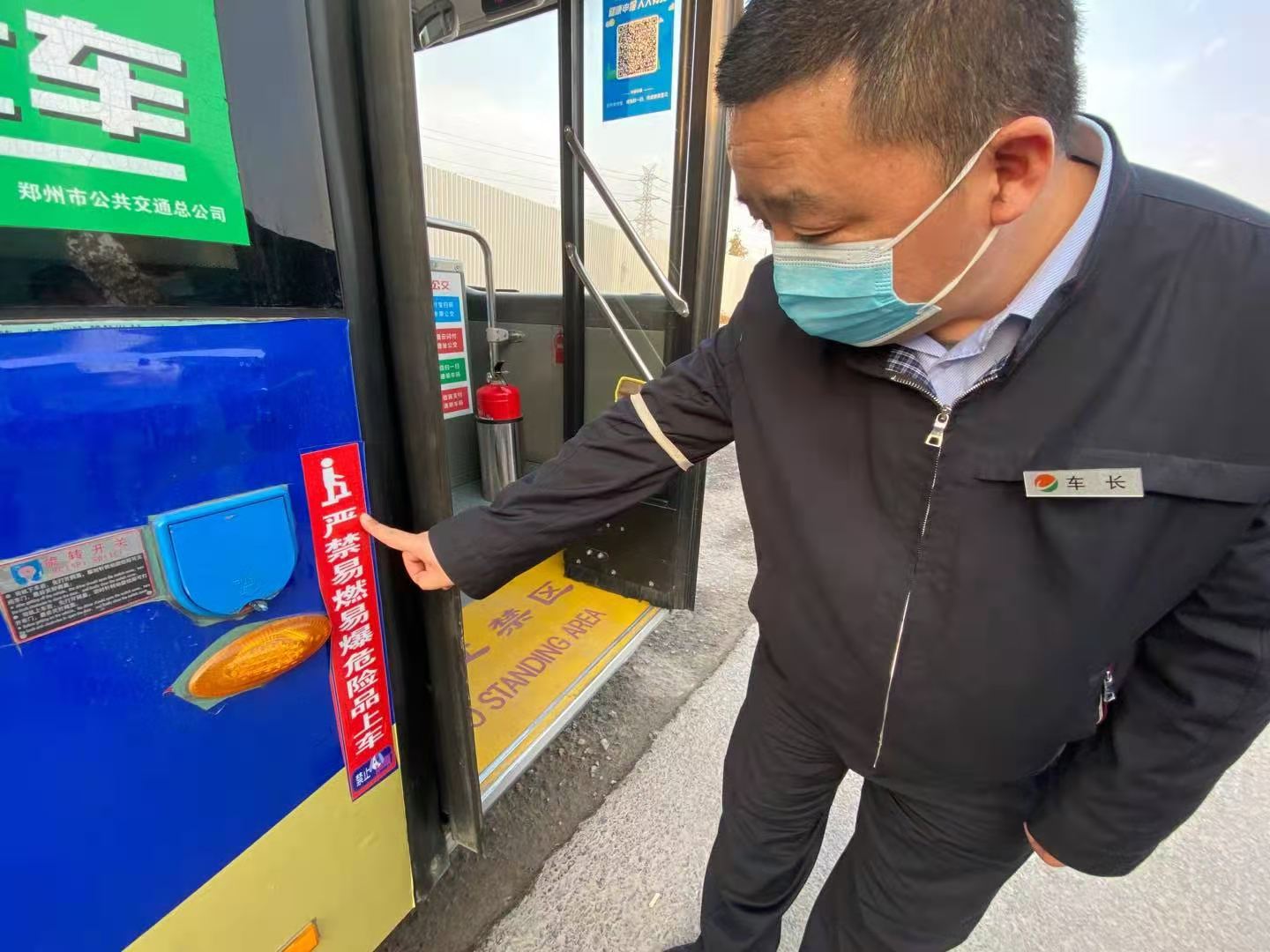 |公交车长拒载乘客是为啥? 原来携带了一大挂五米长的鞭炮