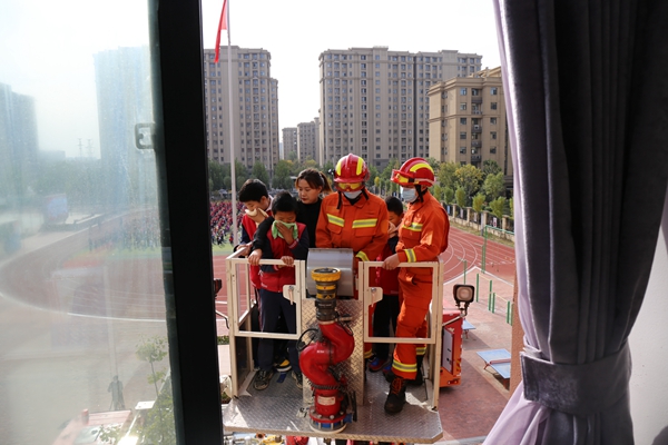 |郑州某小学发生火灾有师生被困? 消防车驶入校园展开“紧急救援”