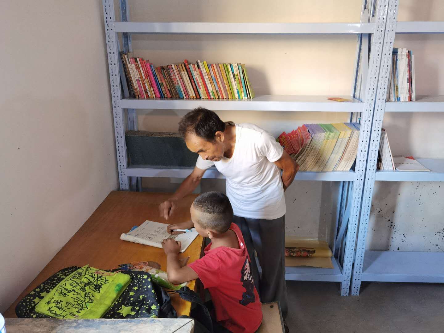 留守儿童|致敬老师，给您点赞！周口俩退休教师义务辅导村里孩子学习