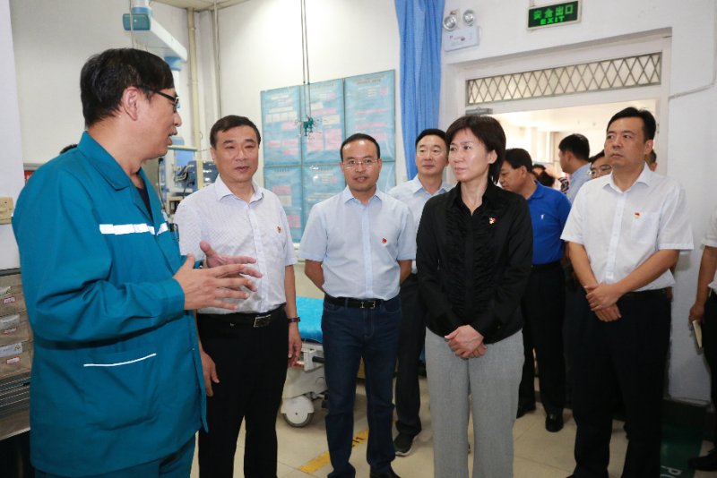 开封市委书记侯红到市中心医院调研