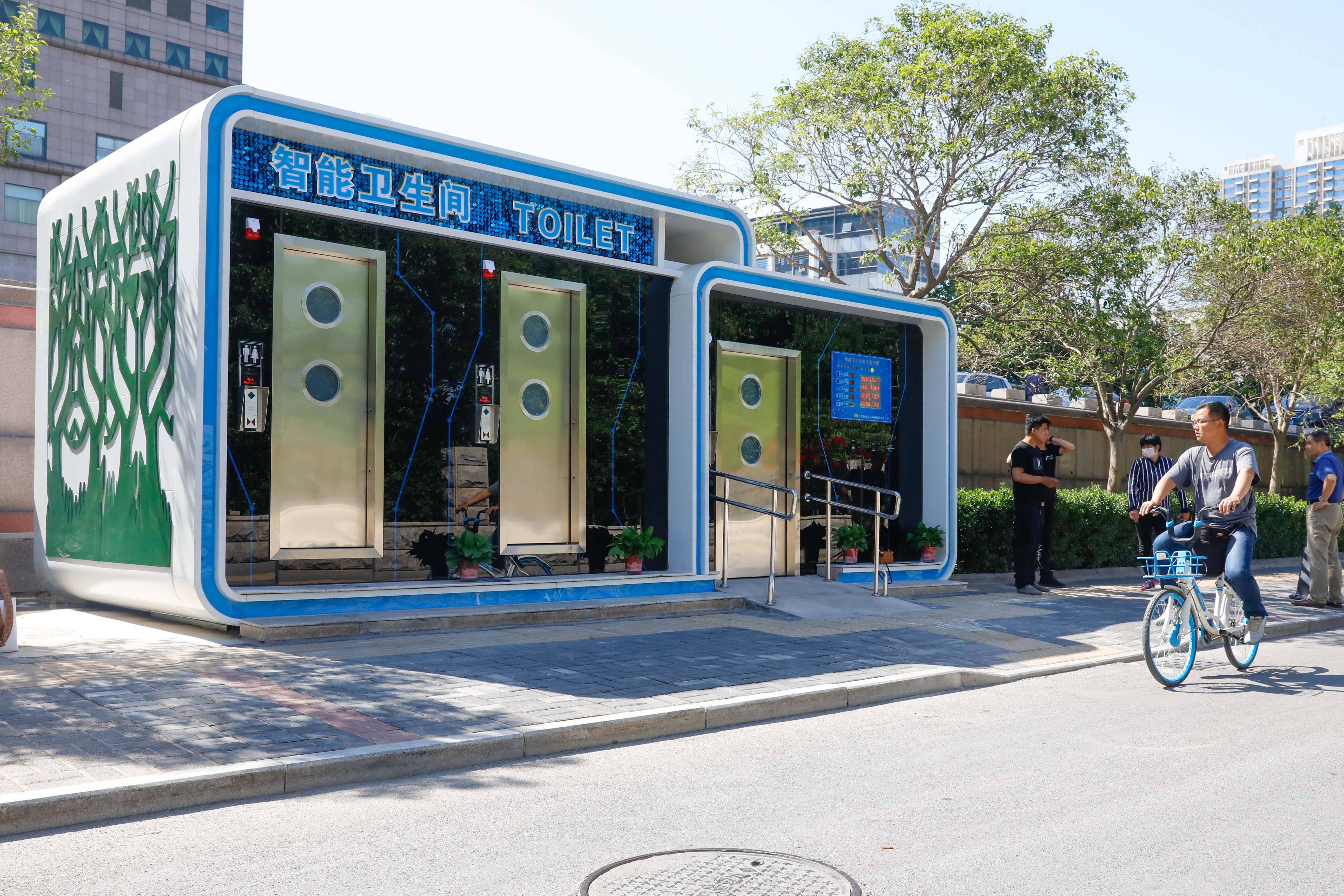 大河网景一键开门音乐陪伴科技范儿十足的智能公厕亮相郑州街头