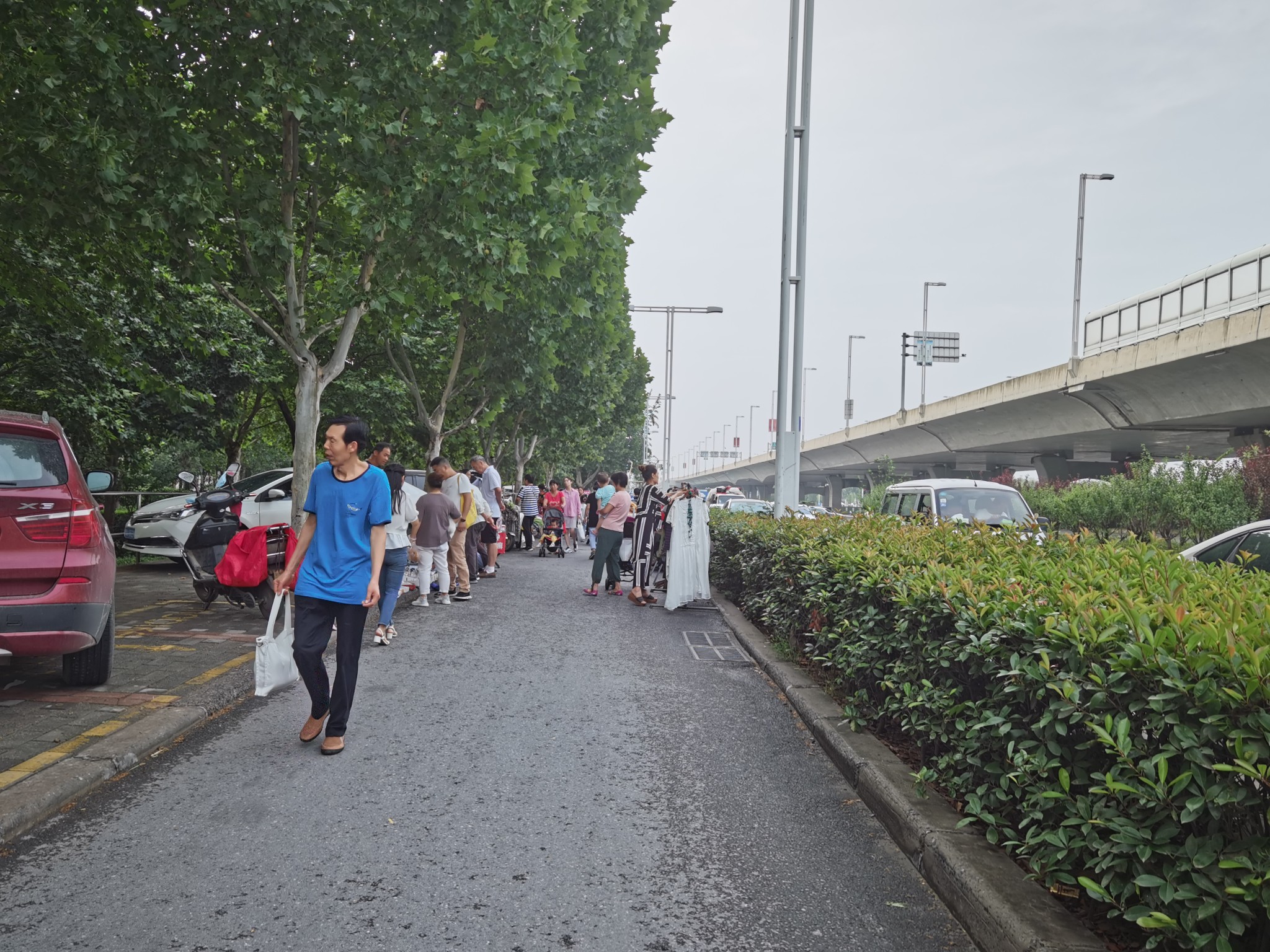 郑州21世纪社区东门两侧成夜市非机动车道被占压，高峰时段道路堵成一锅粥