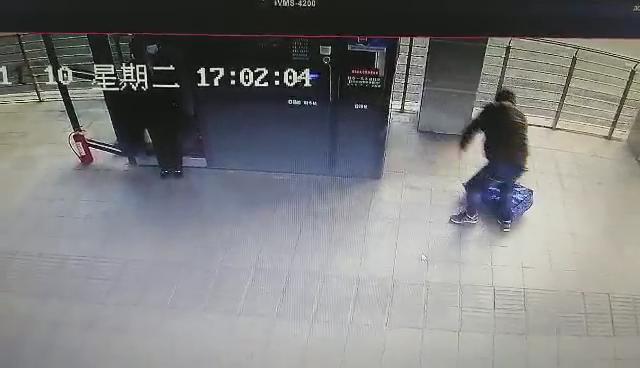 |郑州一快速公交站台站务长正值班却做起了针线活儿？