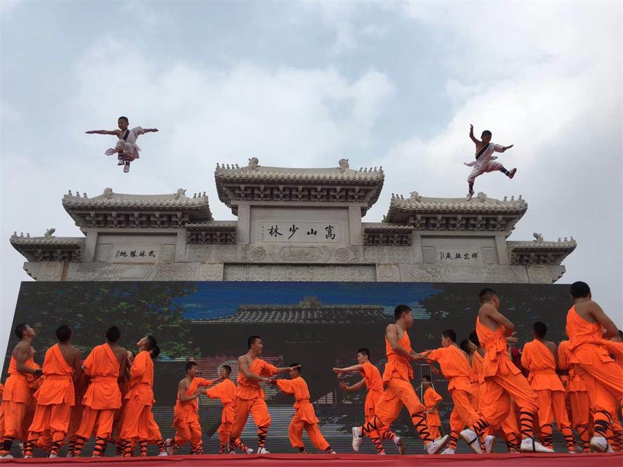 嵩山少林武林大会开幕武僧屋檐上表演绝技