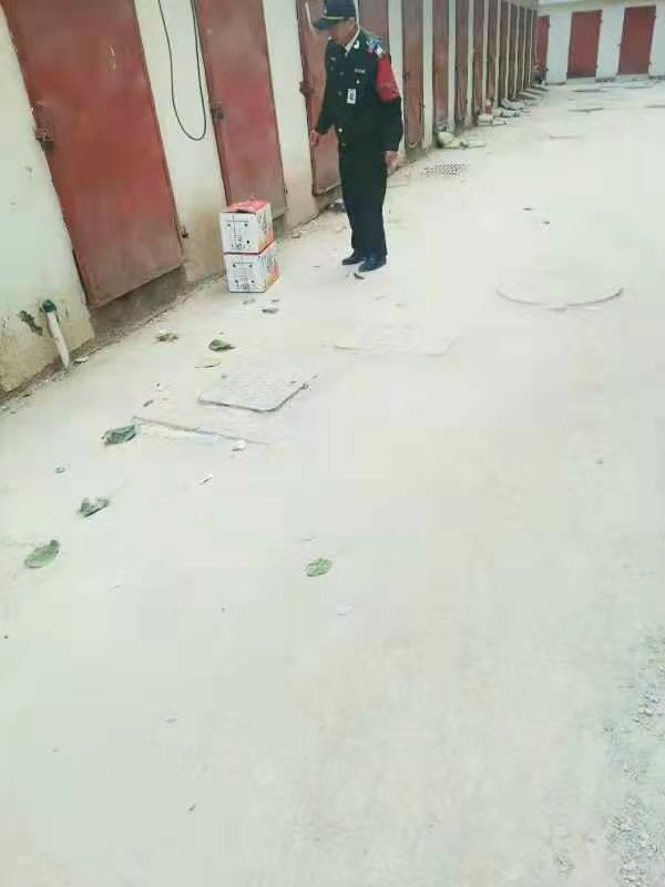 |两箱苹果放了两天无人认领? 小区保洁男子担心是圈套不敢靠近