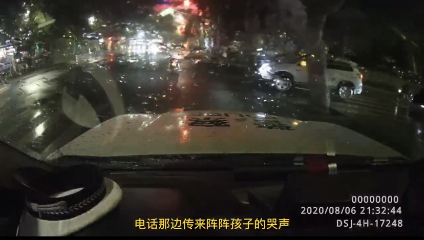高烧|郑州一儿童高烧抽搐，交警警车开道送医：跟紧我，别看信号灯了！