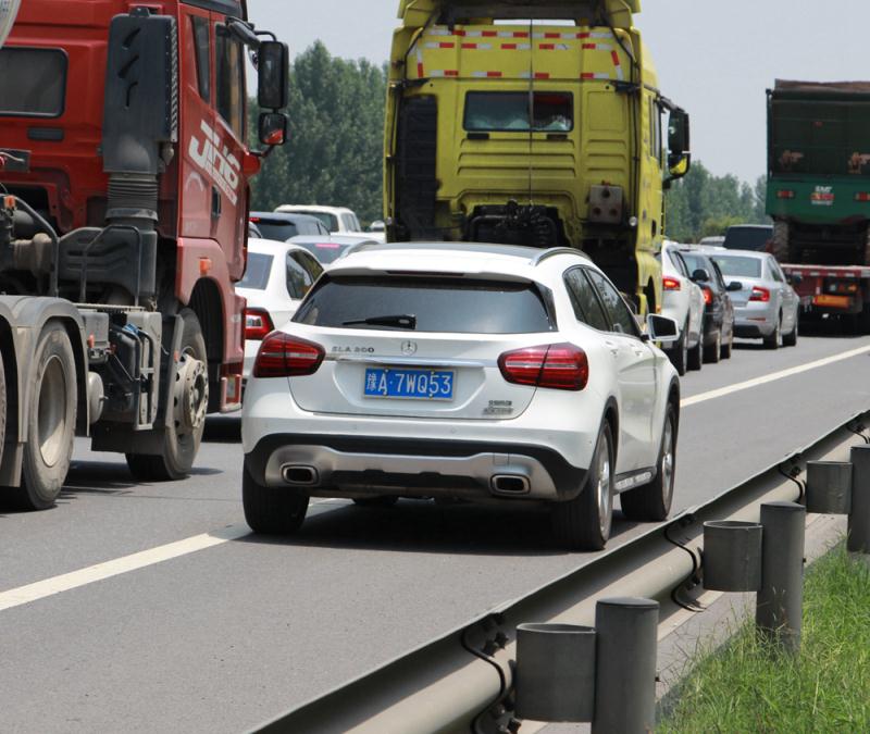 河南高速交警曝光百輛端午假期違法占用應(yīng)急車道車輛