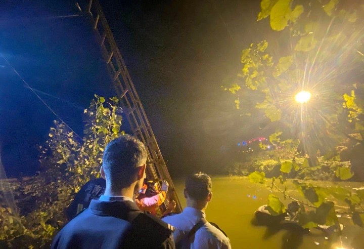 |轿车坠入鱼塘，一男一女被困车顶，漯河民警紧急救援