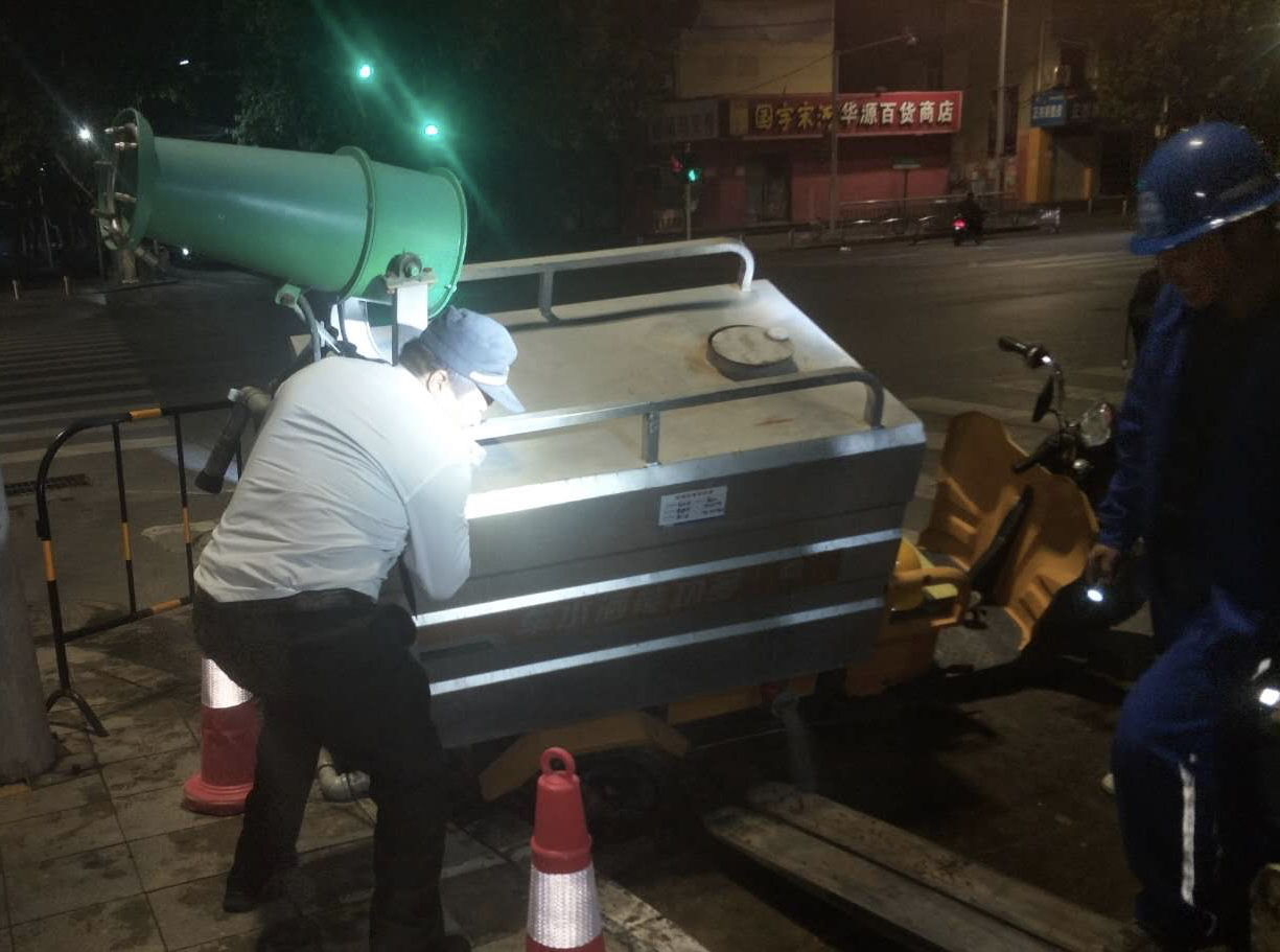 |雾炮车行驶中陷入路边沟，司机吓得赶紧跳车