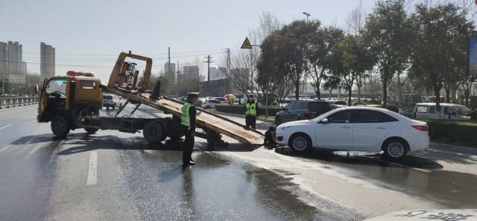 「中牟」中牟交警对城区交通整治下“猛药” 13辆严重违停车被拖移
