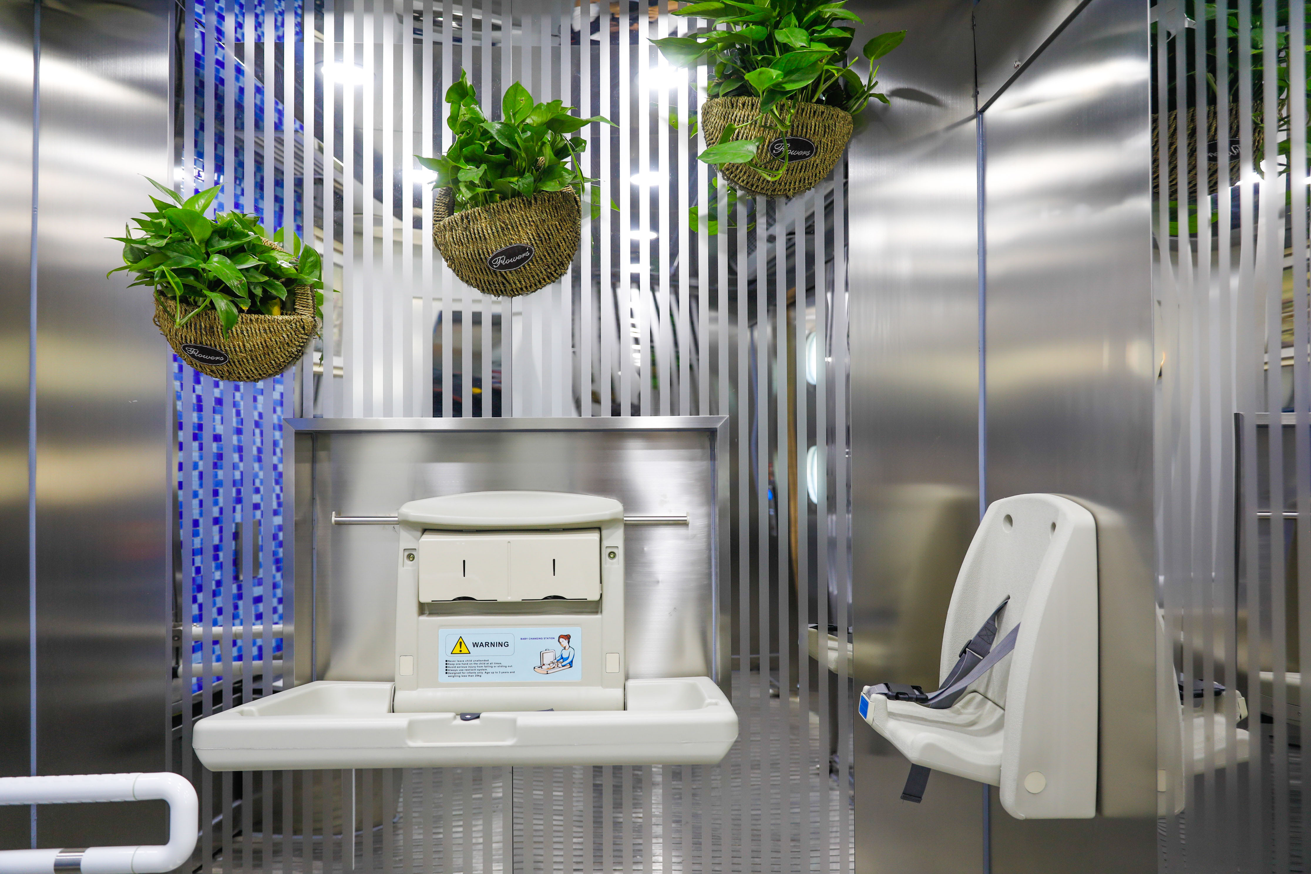 大河网景一键开门音乐陪伴科技范儿十足的智能公厕亮相郑州街头