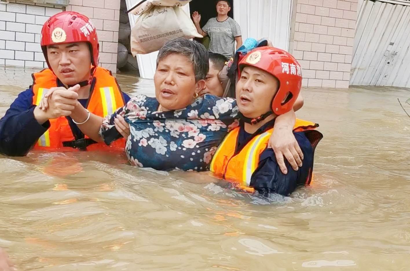 社会万象|八旬老人躲柜子上饿两天，救出后说：“感谢共产党救了俺一命！”