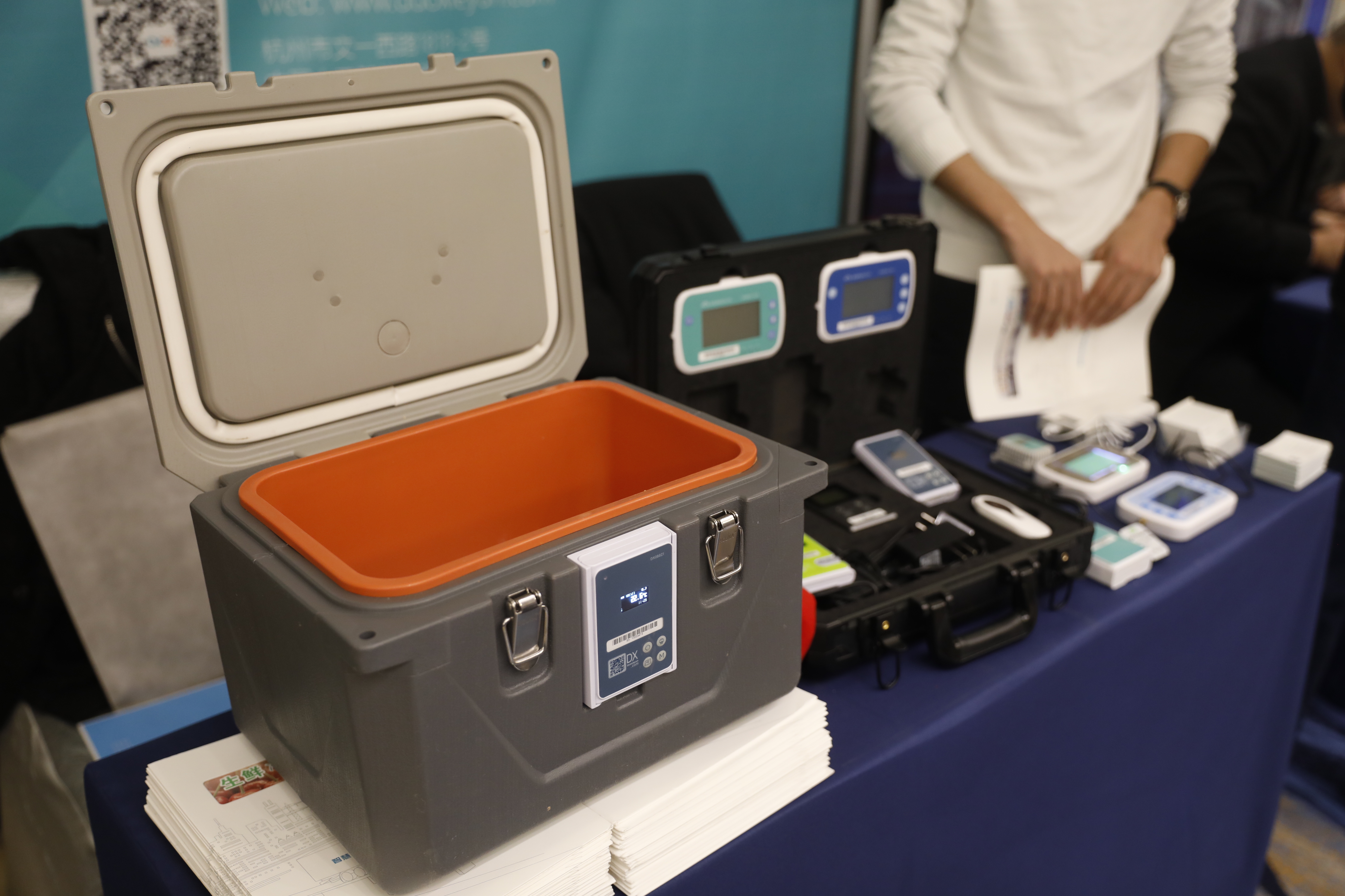 来自杭州的一家企业展示的可以用于人体器官移植运输的冷藏箱,其可以