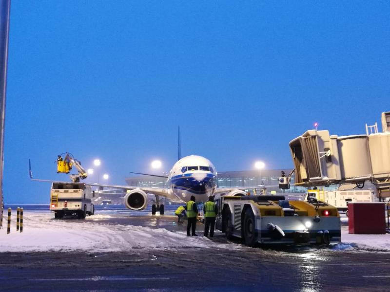 郑州机场首次实现了长时间冰雪气象条件下单日起降499架次的高航班运行量