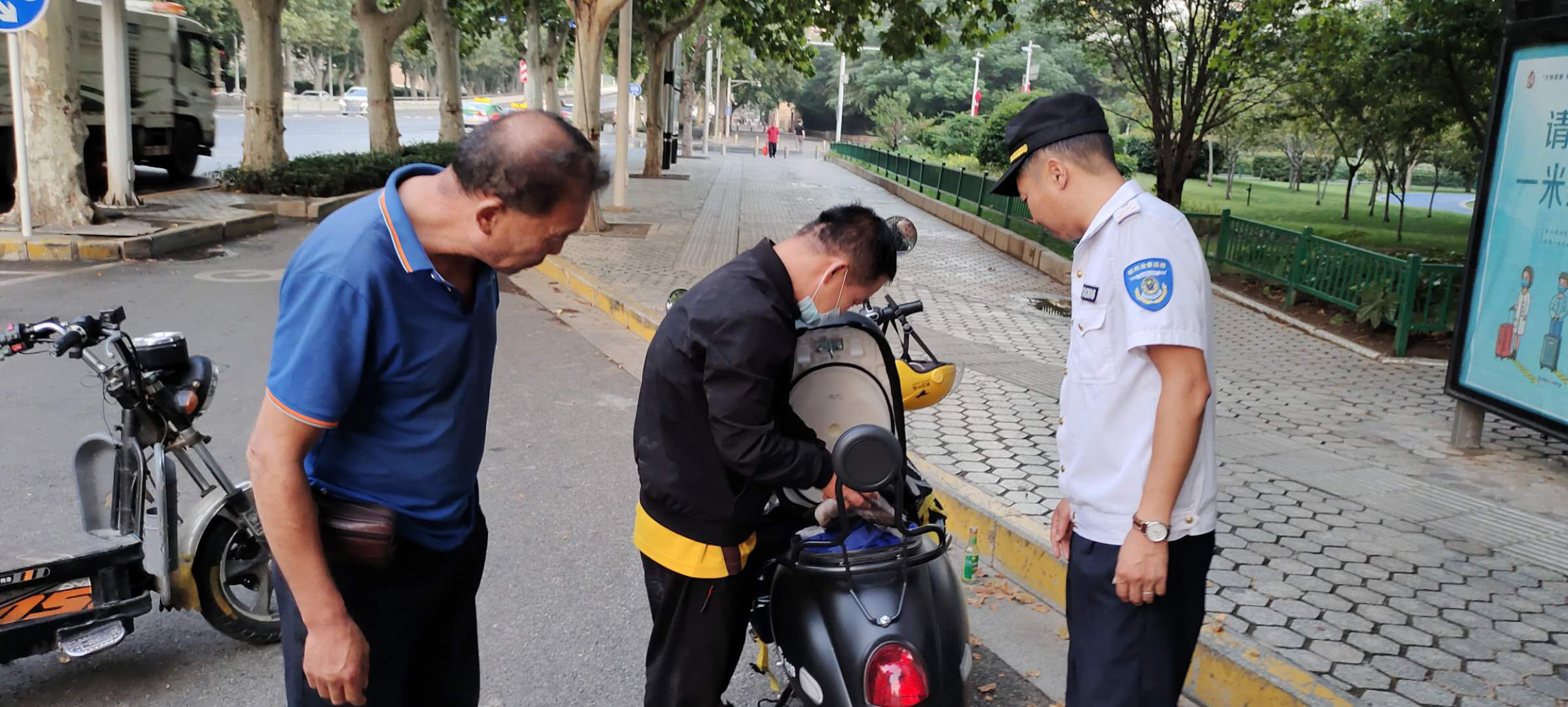 外卖小哥|心疼！外卖小哥半夜送餐后丢失手机，借酒消愁醉倒街头