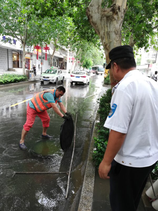 水污染|窨井堵塞污水横流 马路变身“臭水河”