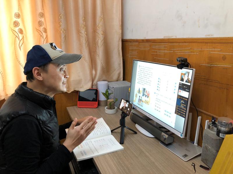 城里老师在线授课农村娃空中课堂学习