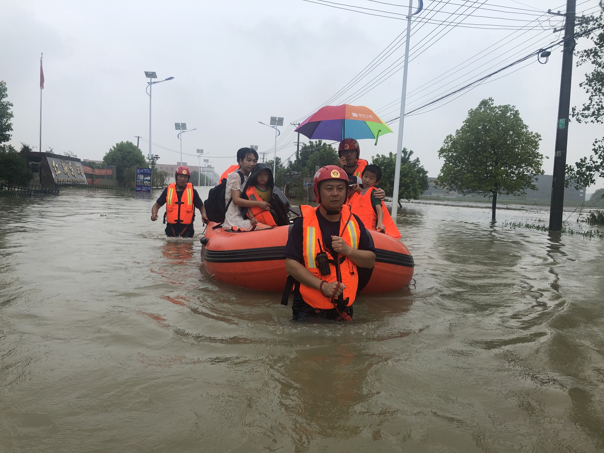 消防员|“娃长大了，一定让他当消防员！”河南消防员洪水中救出1岁重病男孩