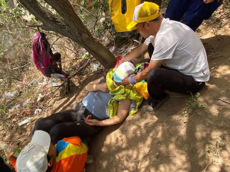 嵩山女子登嵩山坠崖后被树拦下，救援人员紧急营救，6小时后伤者被抬下山
