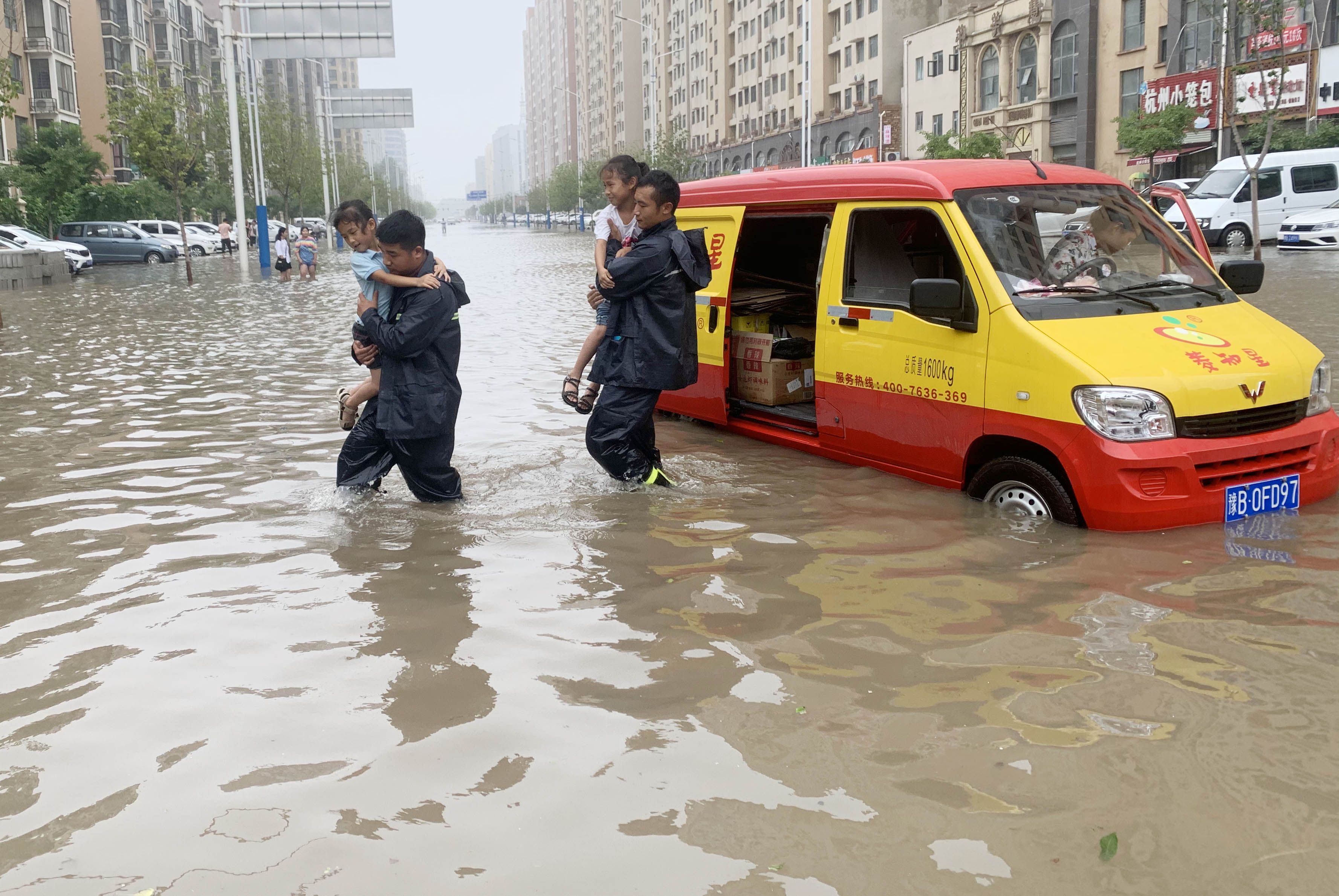 河南雨情丨暴雨中的火焰蓝成了群众主心骨