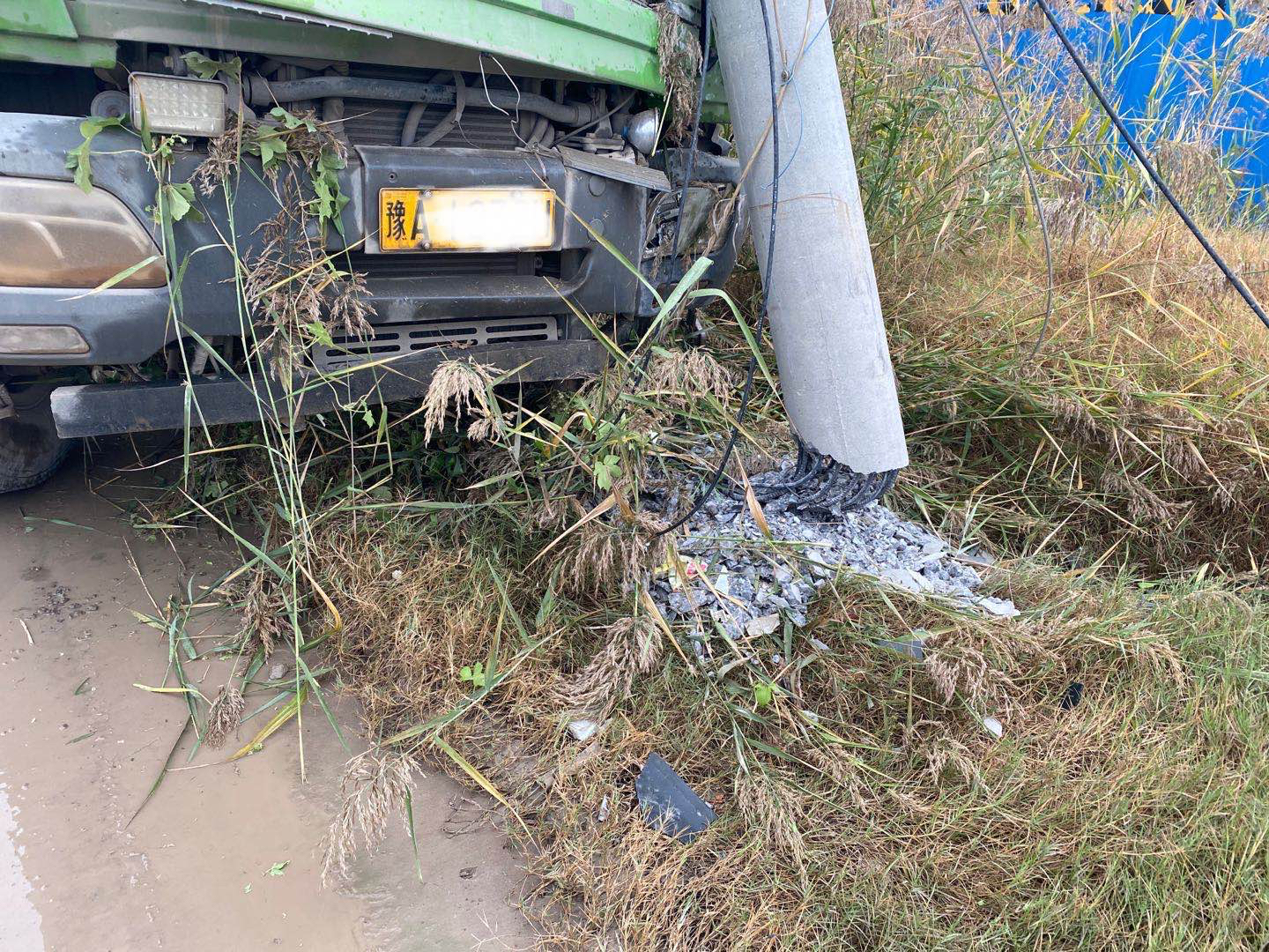 |躲变道车跑偏！渣土车一头撞断高压线杆