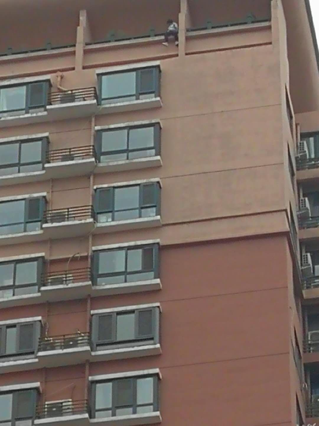 郑州一小区12岁女中学生坠楼 疑为家庭矛盾引发