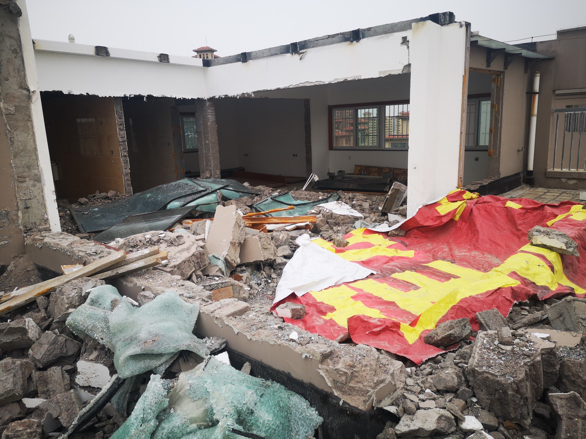 |《亚太明珠小区顶层“长出”一层房》追踪： 承诺期限已到 加盖房为何仍未拆干净?