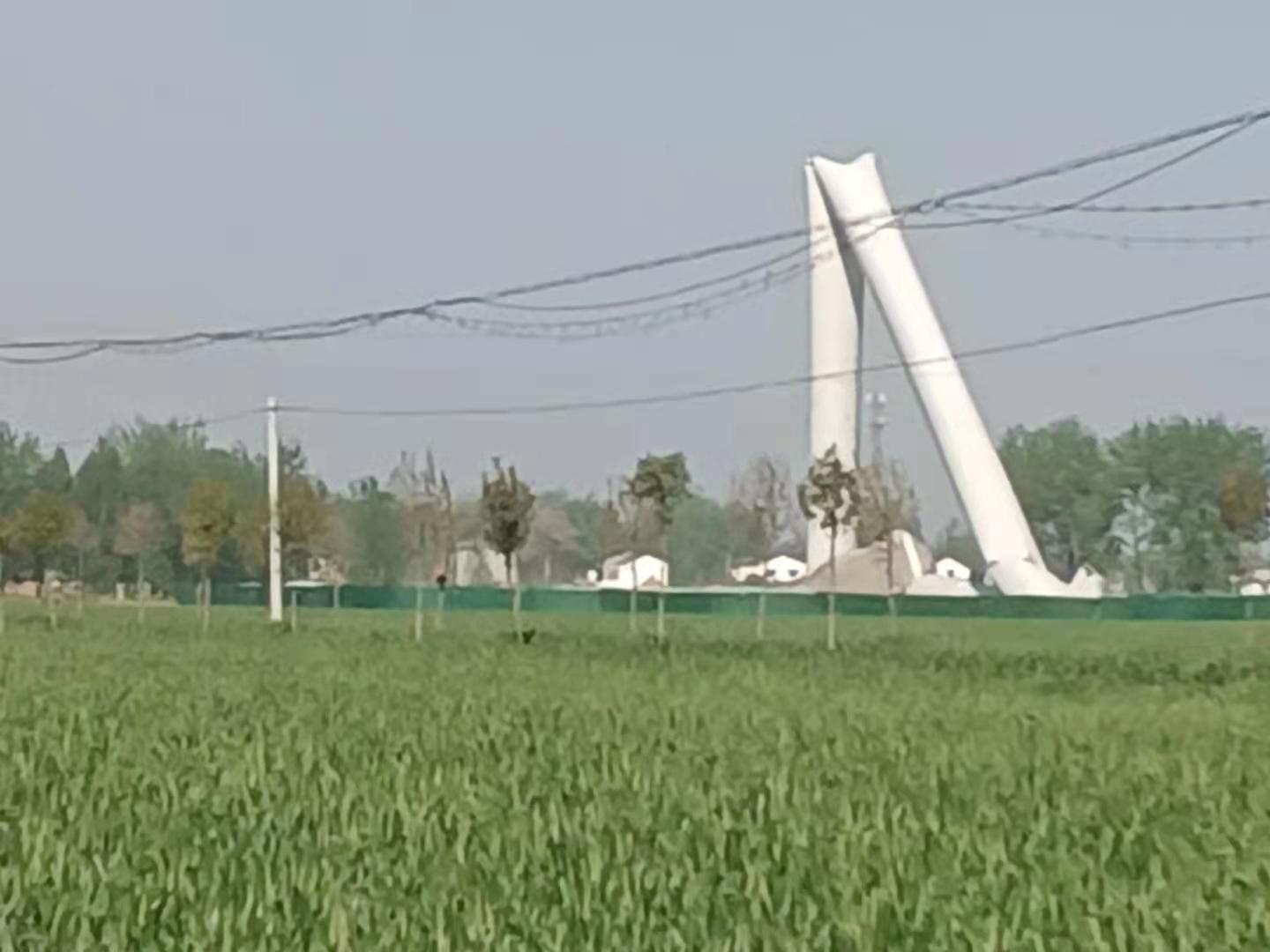 拦腰折断！周口一风力发电设备突发事故