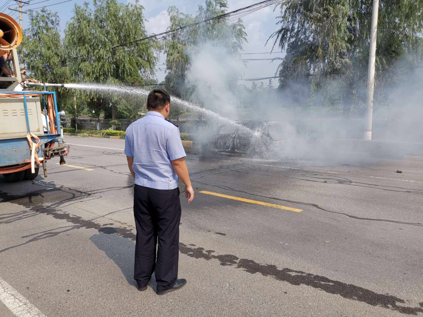 辅警|危难时刻显身手!轿车起火，巩义民警及时出手扑救