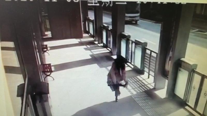 |穿高跟鞋追公交，时髦女孩歪了脚