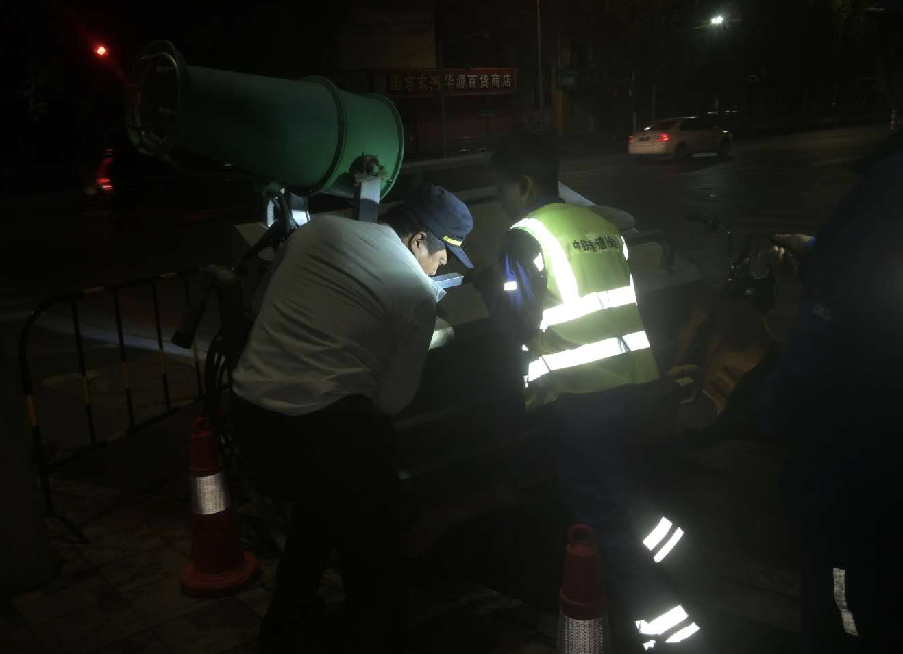 |雾炮车行驶中陷入路边沟，司机吓得赶紧跳车